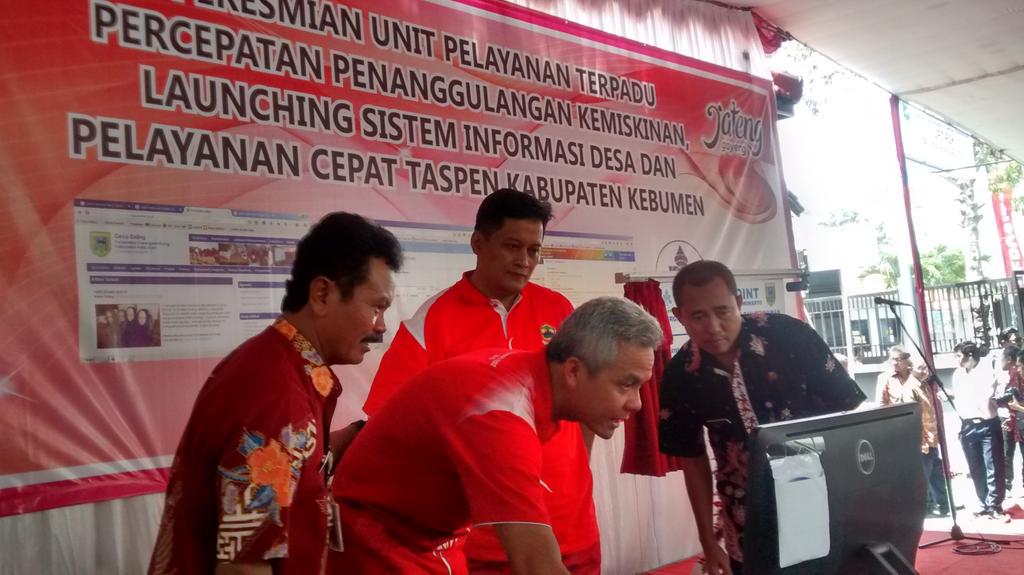 Gubernur Jawa Tengah Ganjar Pranowo Mengoperasikan Sistem Informasi Desa di Kabupaten Kebumen Jawa Tengah