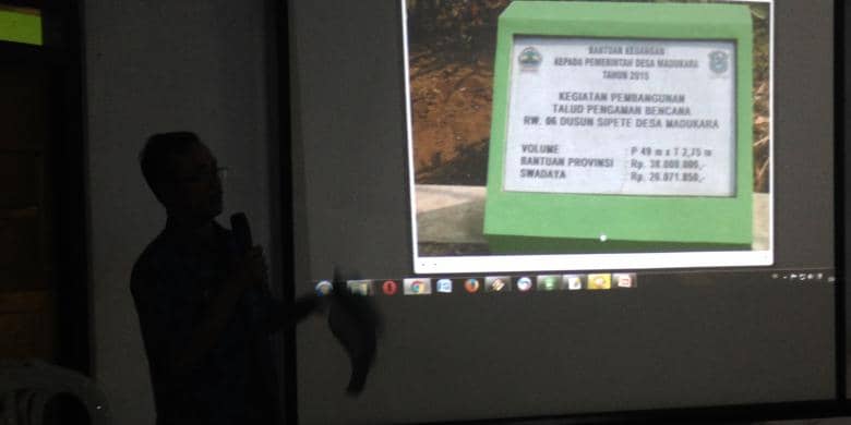 Kepala desa Madukara, Banjarnegara Purwono presentasi website desa di depan Gubernur Jateng Ganjar Pranowo, Rabu (23/3/2016)
